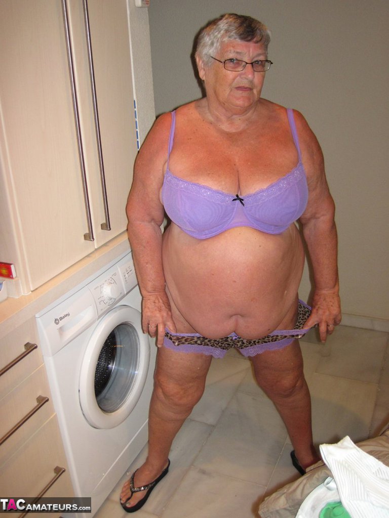 Overweight British oma Grandma Libby exposes her boobs while ironing ポルノ写真 #424565847