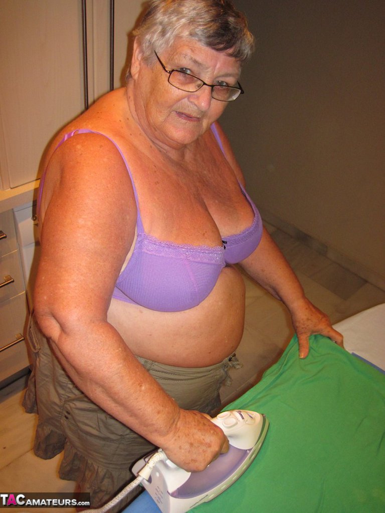 Overweight British oma Grandma Libby exposes her boobs while ironing Porno-Foto #424565851