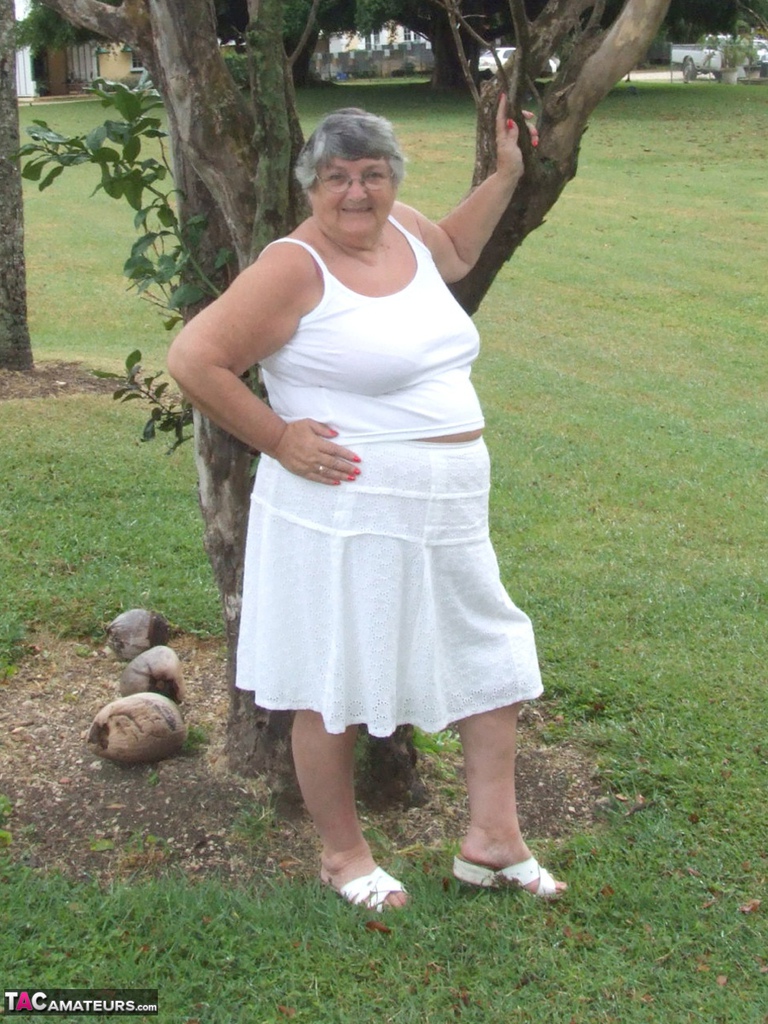Obese British lady Grandma Libby exposes her large tits underneath a tree foto porno #428512040