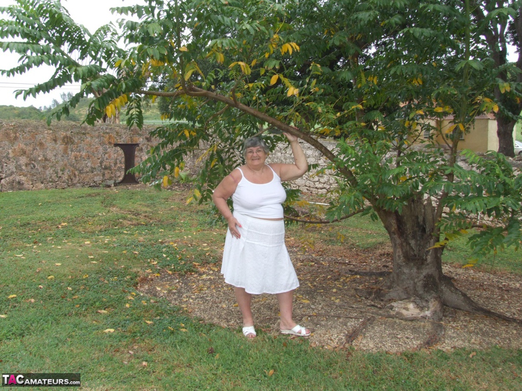 Obese British lady Grandma Libby exposes her large tits underneath a tree ポルノ写真 #428512042