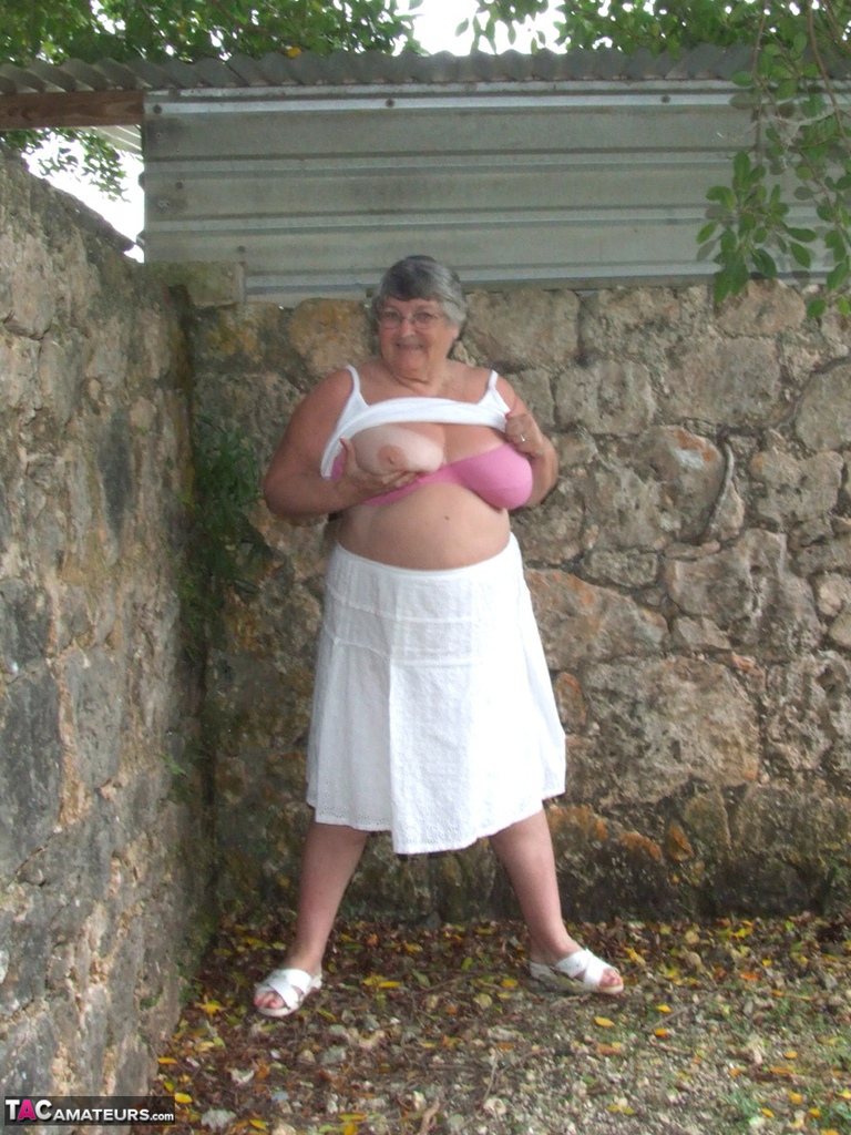 Obese British lady Grandma Libby exposes her large tits underneath a tree foto porno #428512044