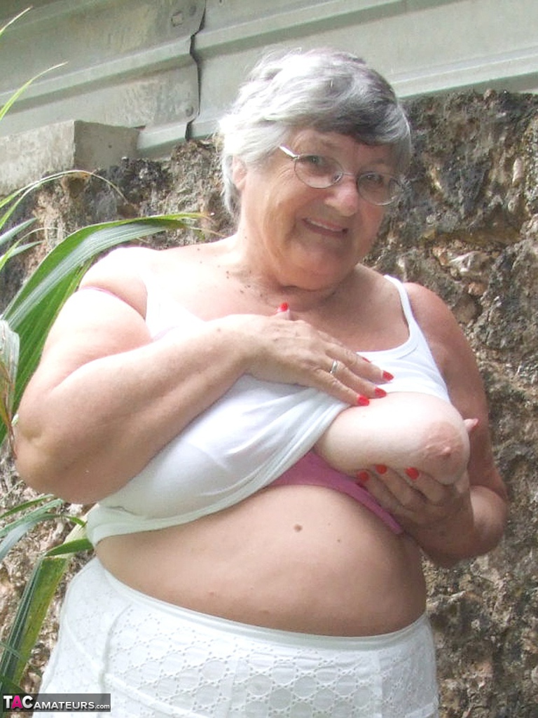 Obese British lady Grandma Libby exposes her large tits underneath a tree 포르노 사진 #428512046