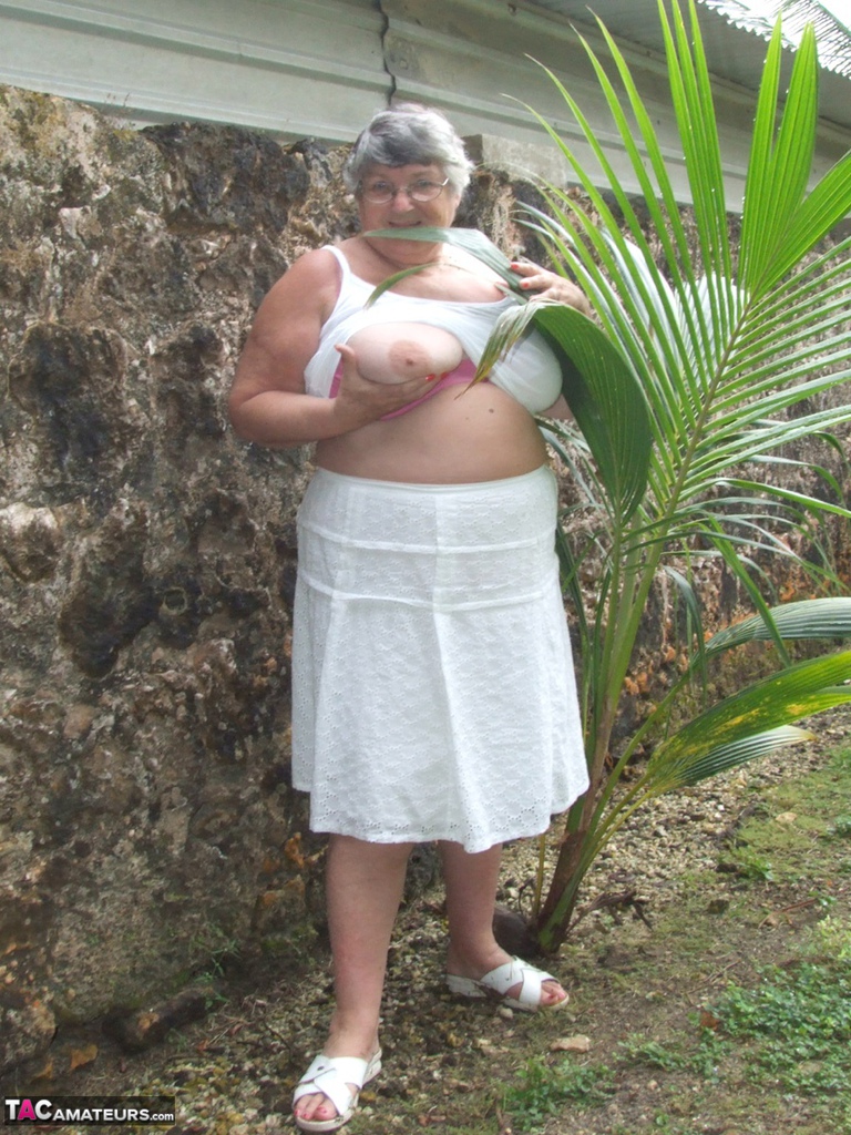 Obese British lady Grandma Libby exposes her large tits underneath a tree ポルノ写真 #428512047