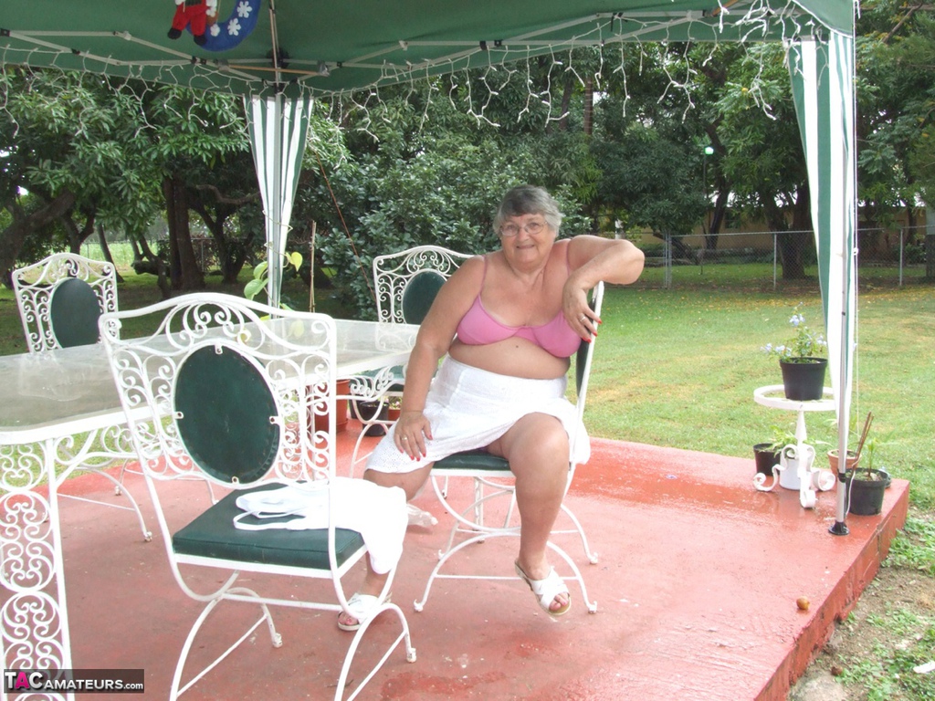 Obese British lady Grandma Libby exposes her large tits underneath a tree ポルノ写真 #428512049
