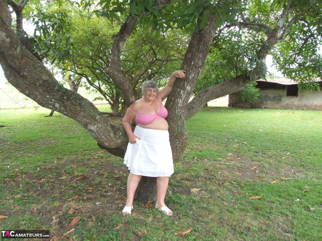 Obese British lady Grandma Libby exposes her large tits underneath a tree foto porno #428512050