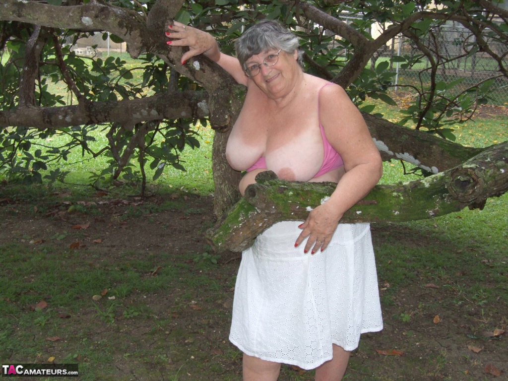 Obese British lady Grandma Libby exposes her large tits underneath a tree porno foto #428512058 | TAC Amateurs Pics, Grandma Libby, Granny, mobiele porno