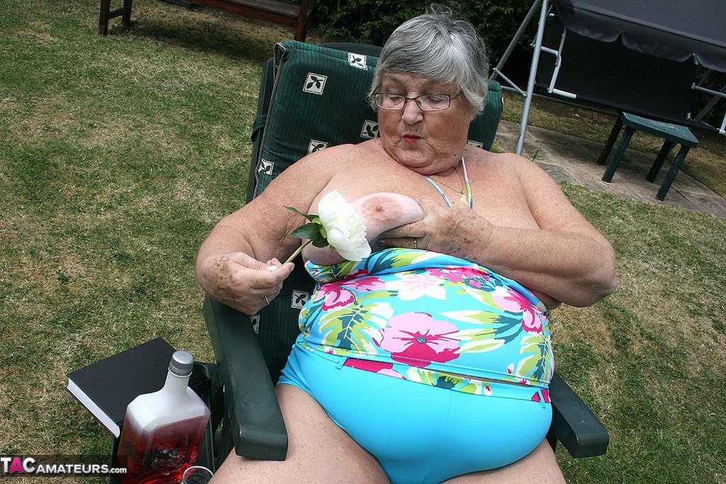 Naughty amateur granny Libby inserting a bottle in her fat pussy in the garden foto porno #424156276