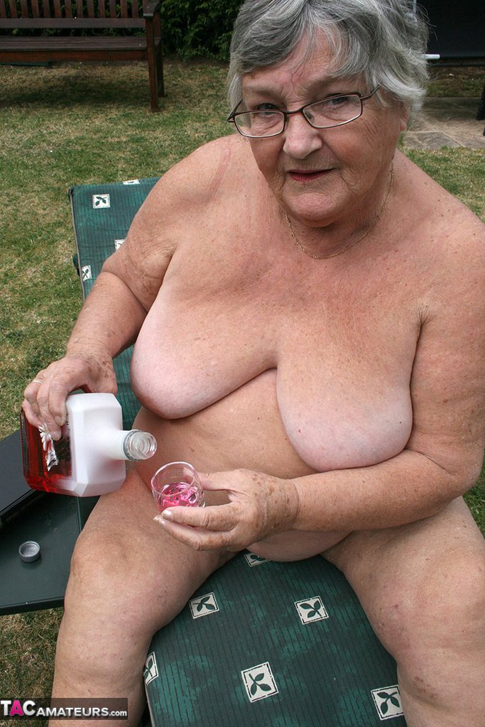 Naughty amateur granny Libby inserting a bottle in her fat pussy in the garden foto porno #424156314