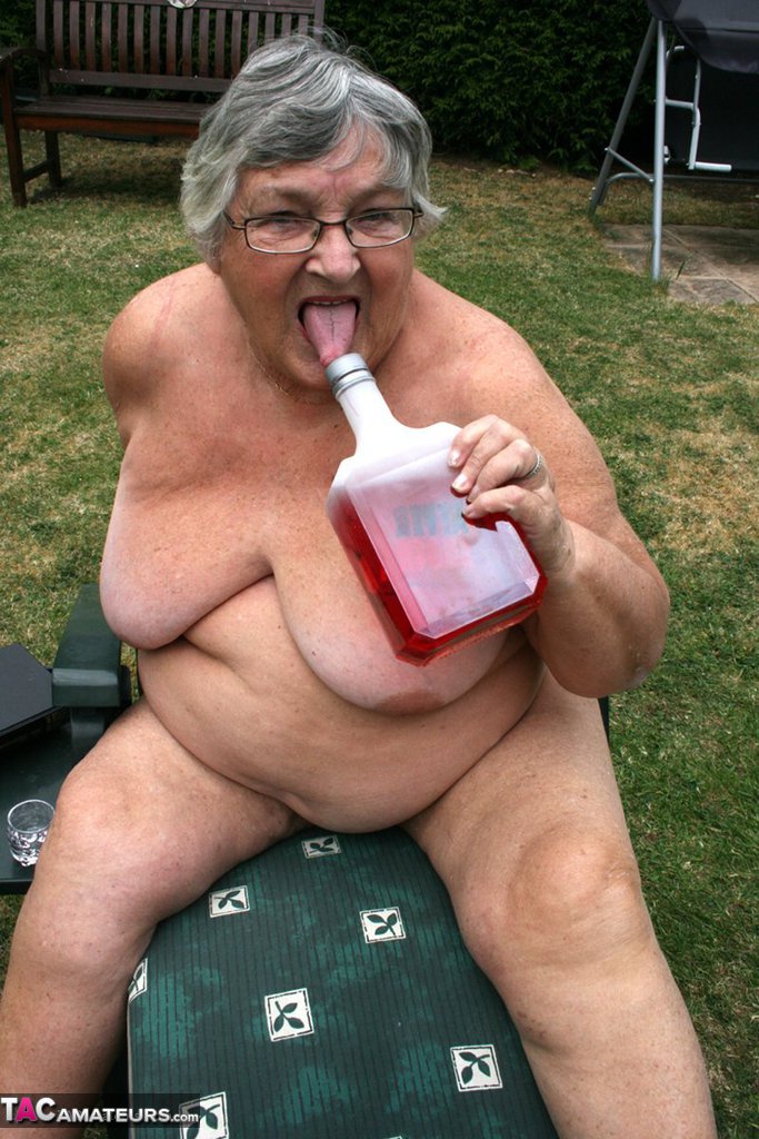 Naughty amateur granny Libby inserting a bottle in her fat pussy in the garden foto porno #424156317 | TAC Amateurs Pics, Grandma Libby, SSBBW, porno mobile
