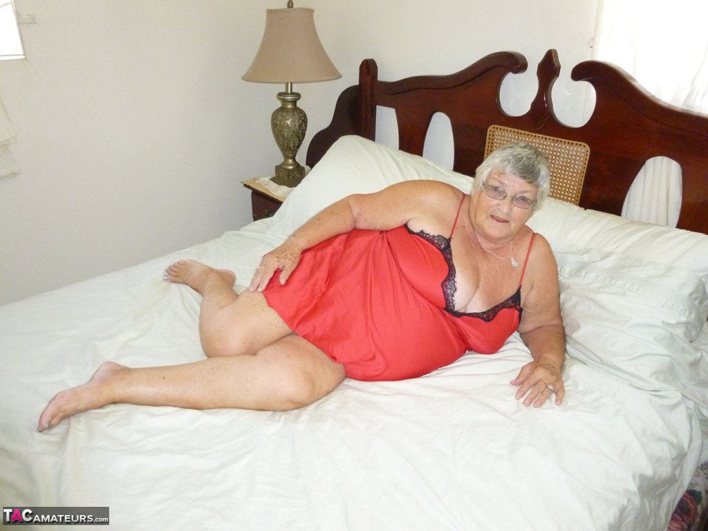 Old British woman Grandma Libby removes lingerie while toying her snatch foto porno #423873593