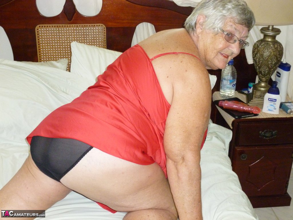 Old British woman Grandma Libby removes lingerie while toying her snatch foto porno #423873594
