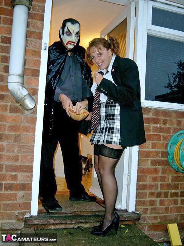 UK redhead Curvy Claire blows a man that is dressed as Dracula for Halloween foto pornográfica #424858100 | TAC Amateurs Pics, Curvy Claire, Mature, pornografia móvel