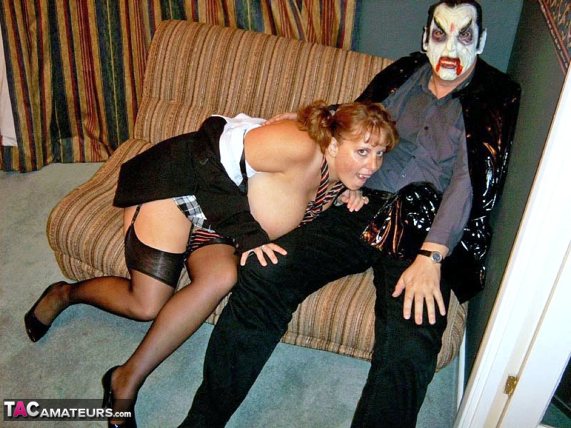 UK redhead Curvy Claire blows a man that is dressed as Dracula for Halloween 포르노 사진 #424858130