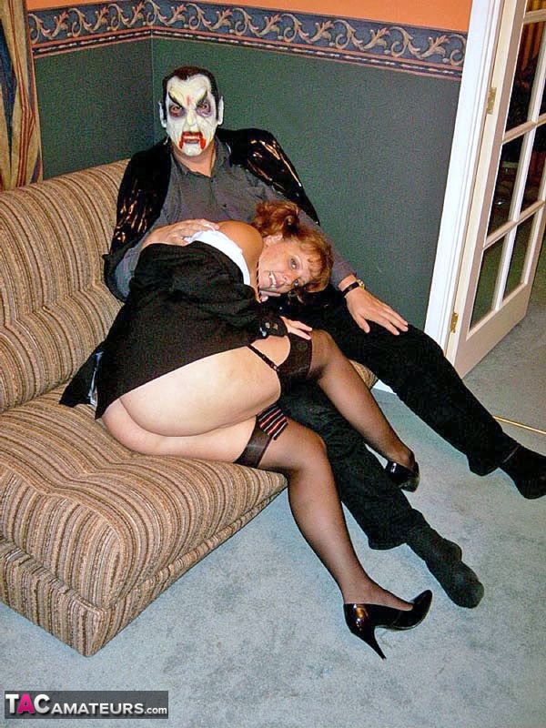 UK redhead Curvy Claire blows a man that is dressed as Dracula for Halloween ポルノ写真 #424858132 | TAC Amateurs Pics, Curvy Claire, Mature, モバイルポルノ