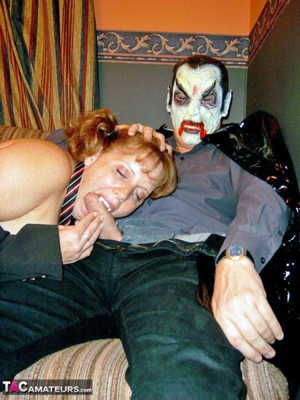 UK redhead Curvy Claire blows a man that is dressed as Dracula for Halloween foto pornográfica #424858139 | TAC Amateurs Pics, Curvy Claire, Mature, pornografia móvel