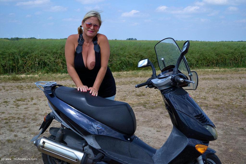 Older blond lady unleashes her large tits and twat after riding out on scooter porno foto #427585652