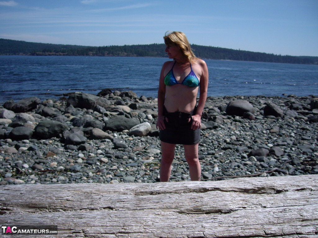 Middle-aged amateur Cougar Babe Lolee removes her bikini on a rocky shoreline foto porno #424891881