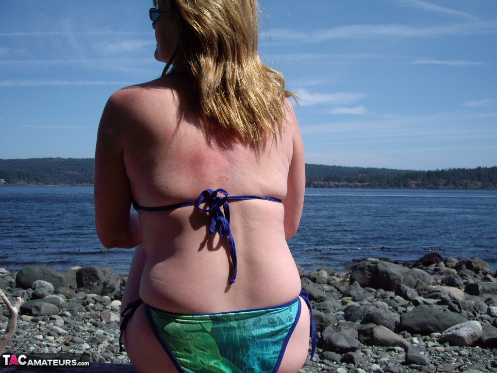 Middle-aged amateur Cougar Babe Lolee removes her bikini on a rocky shoreline porno foto #424891913