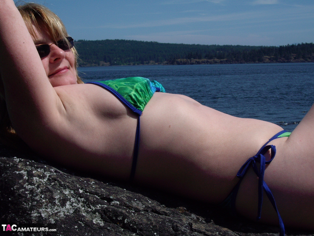 Middle-aged amateur Cougar Babe Lolee removes her bikini on a rocky shoreline foto porno #424891948