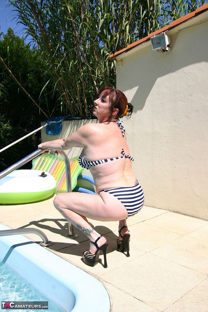 Busty Mature Woman Mary Bitch Sticks A Massive Dildo In Her Cunt By A Pool