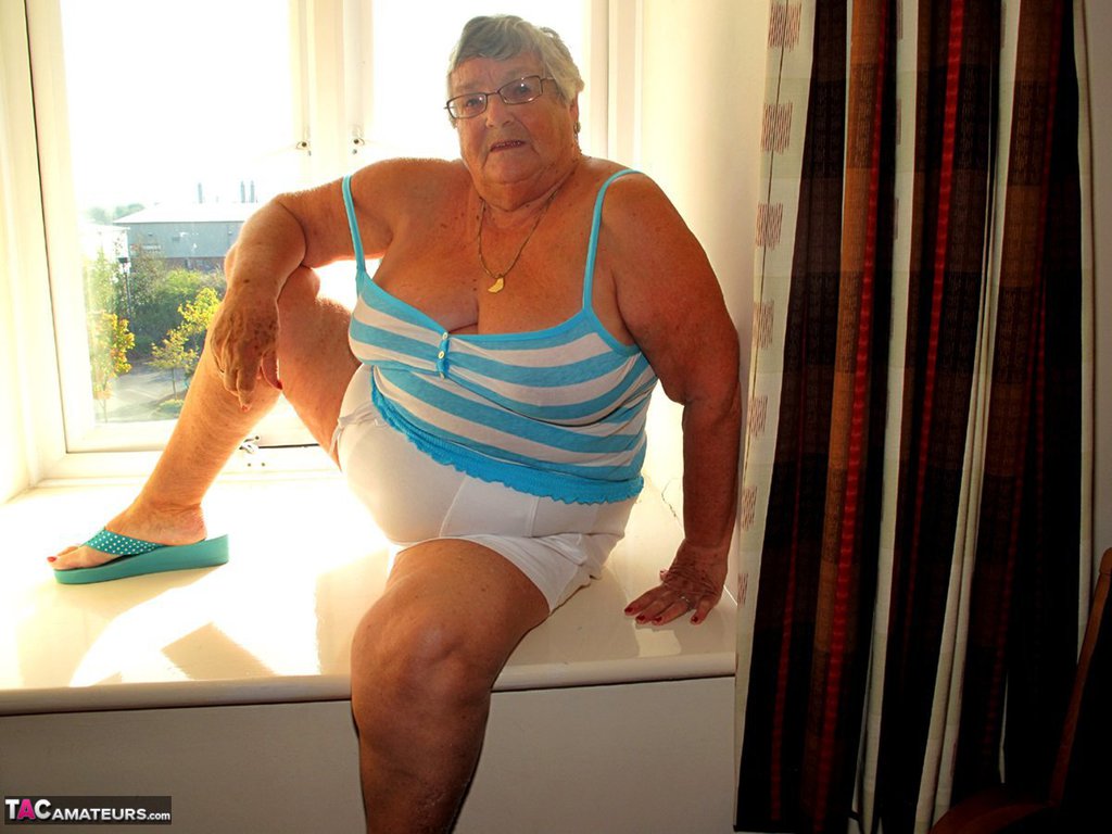 UK amateur Grandma Libby creams her pussy after getting naked in a windowsill foto porno #425965462
