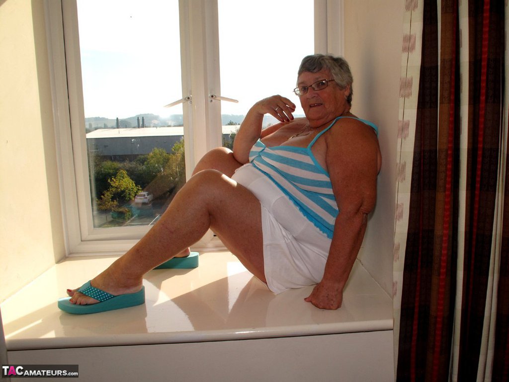 UK amateur Grandma Libby creams her pussy after getting naked in a windowsill foto porno #425965469