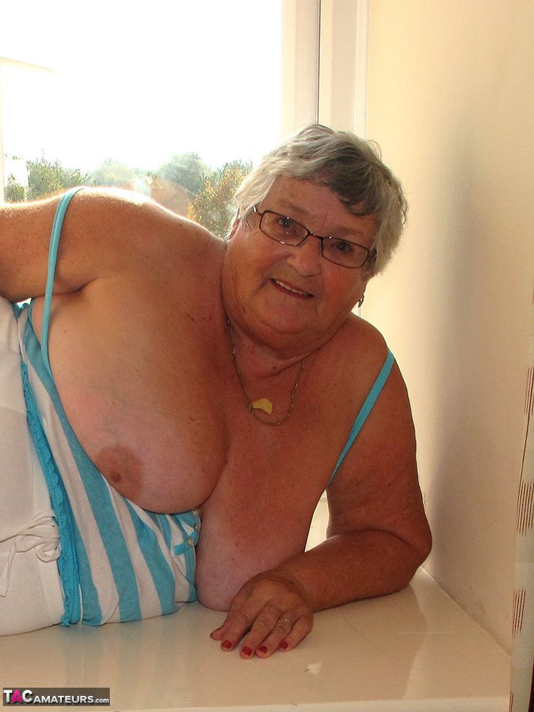 UK amateur Grandma Libby creams her pussy after getting naked in a windowsill foto porno #425965483