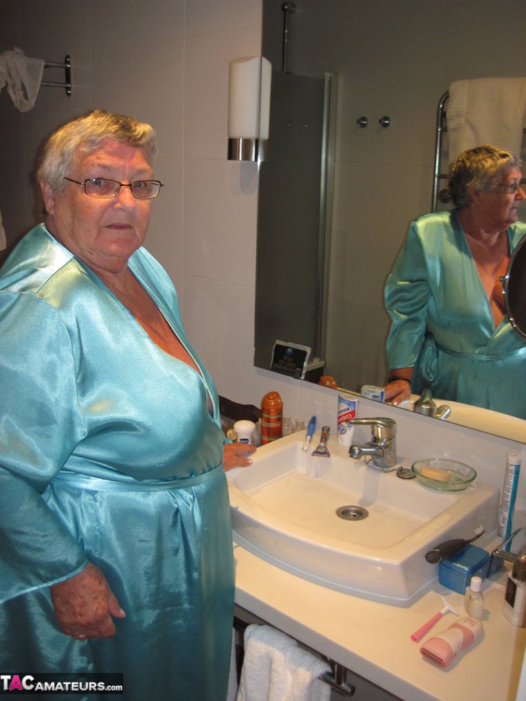 https://www.pornpics.com/galleries/morbidly-obese-woman-grandma-libby-shaves-before-taking-a-bubble-bath-31526985/