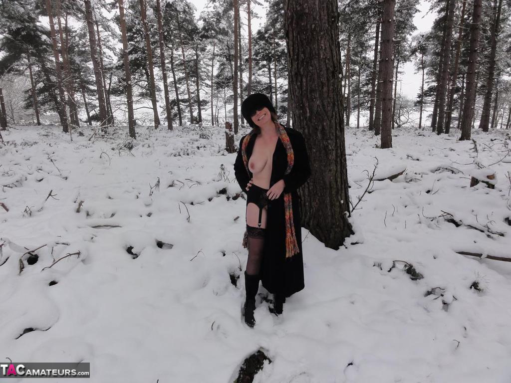Older amateur Barby Slut exposes herself on snow-covered ground foto pornográfica #426964072
