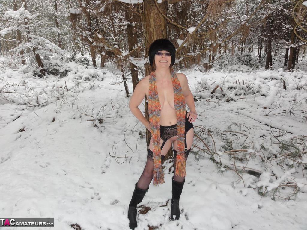 Older amateur Barby Slut exposes herself on snow-covered ground foto porno #426964075