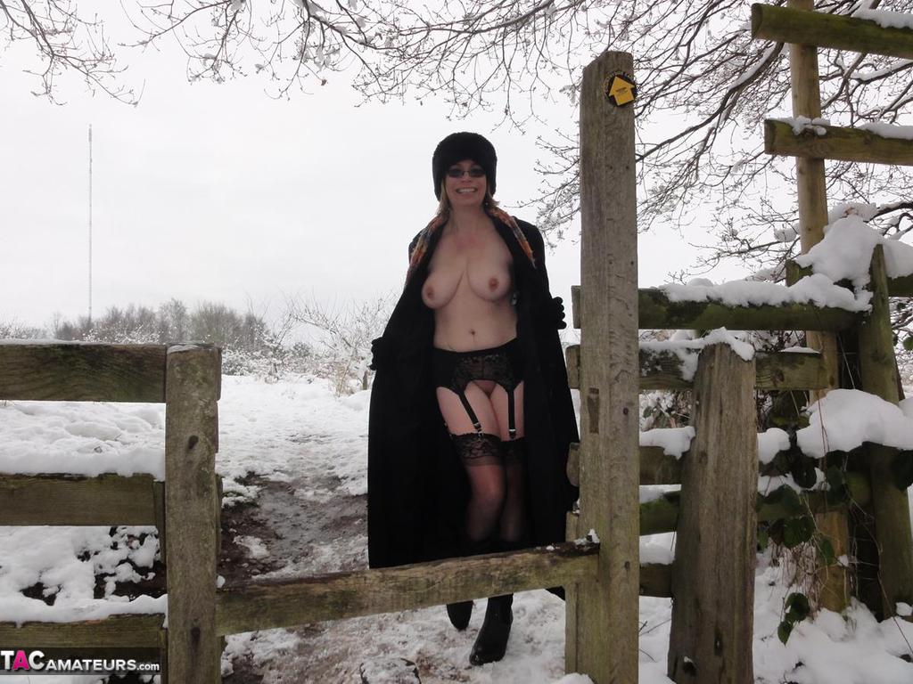 Older amateur Barby Slut exposes herself on snow-covered ground foto pornográfica #426964079