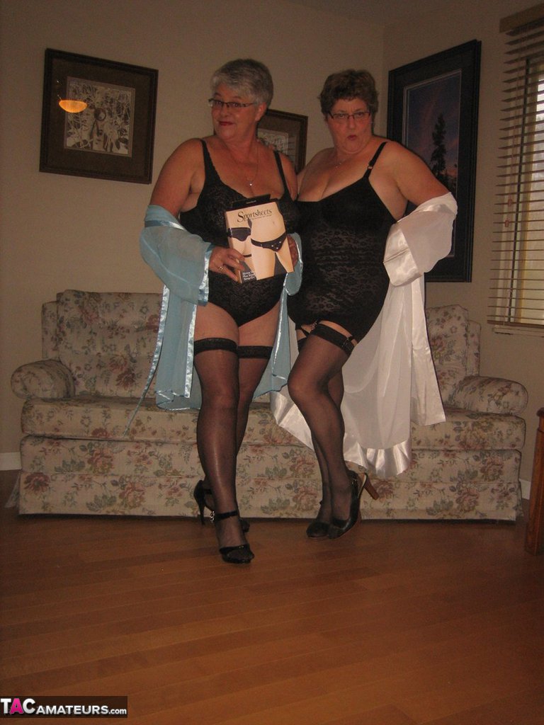 Overweight granny Girdle Goddess and her friend partake in strapon lesbian sex foto porno #428127802