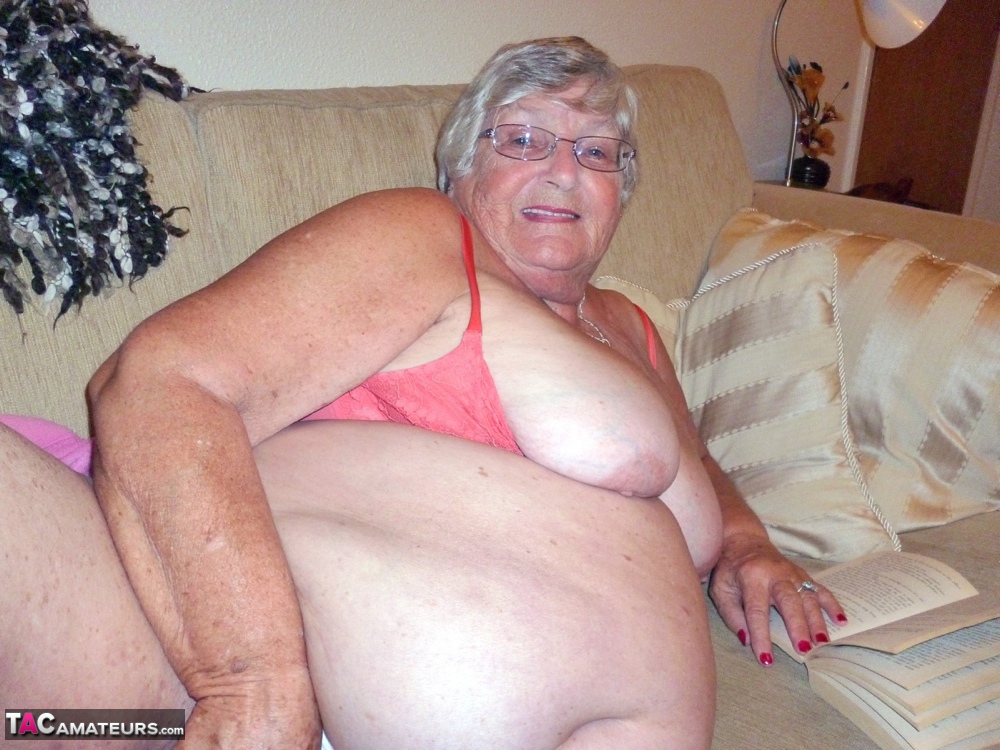 Obese UK nan Grandma Libby masturbates while reading a romance novel foto pornográfica #425950825