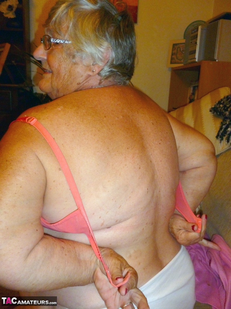 Obese UK nan Grandma Libby masturbates while reading a romance novel 色情照片 #425950832 | TAC Amateurs Pics, Grandma Libby, SSBBW, 手机色情