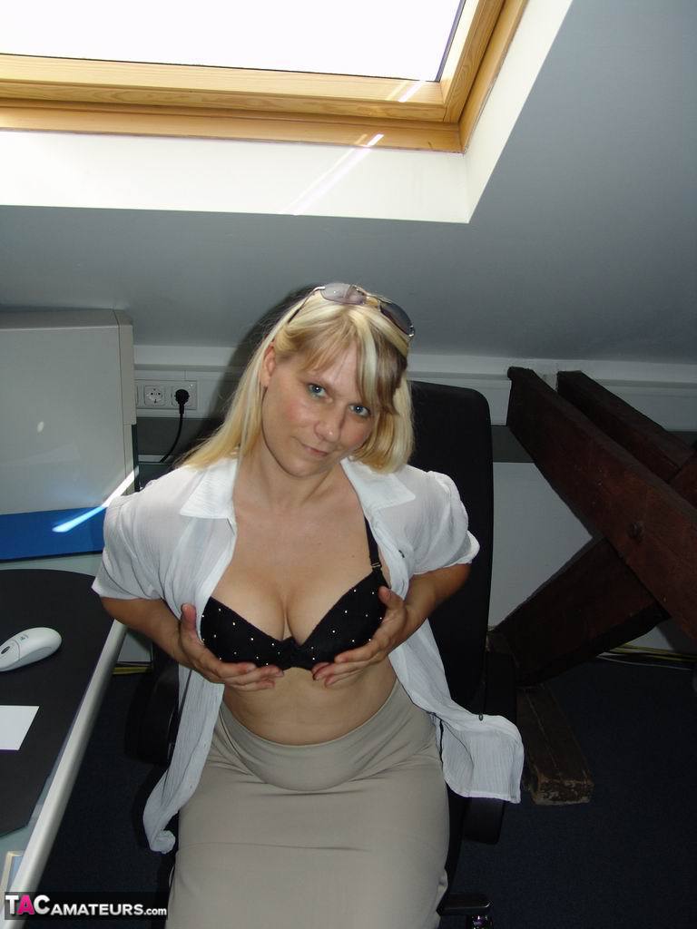 Blonde medical secretary Sweet Susi strips to stockings at her workstation foto porno #428470346