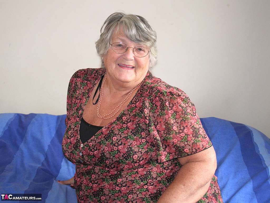 Old UK amateur Grandma Libby exposes her obese body before masturbating zdjęcie porno #424860413