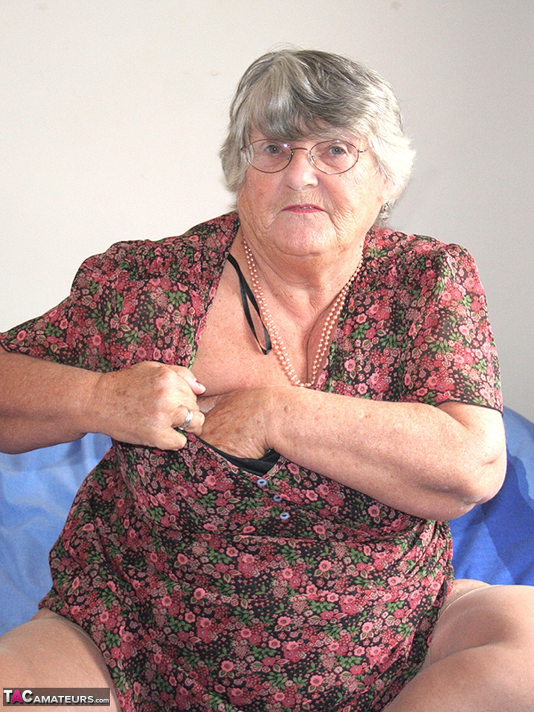 Old UK amateur Grandma Libby exposes her obese body before masturbating porno foto #424860422