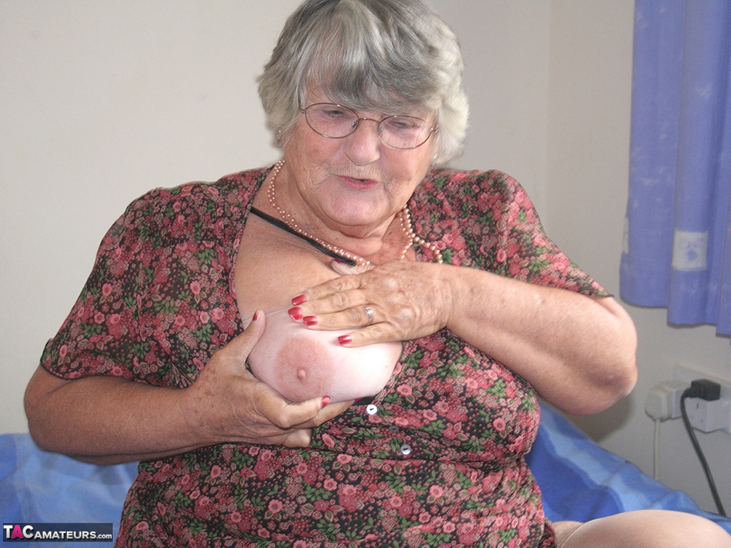 Old UK amateur Grandma Libby exposes her obese body before masturbating zdjęcie porno #424860426