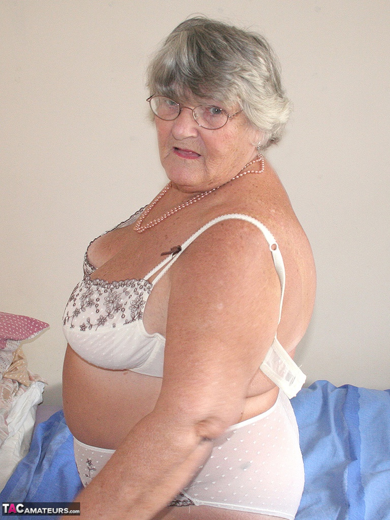 Old UK amateur Grandma Libby exposes her obese body before masturbating foto porno #424730961