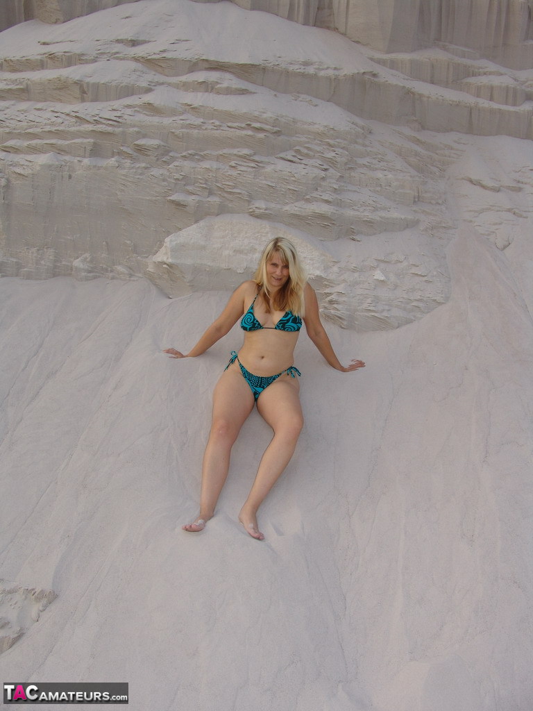 Mature blonde Sweet Susi doffs a bikini to pose naked in a sand pit foto porno #425263549