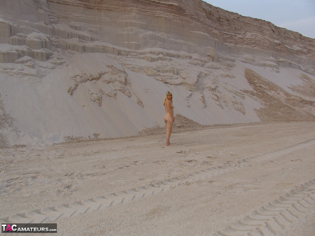 Mature blonde Sweet Susi doffs a bikini to pose naked in a sand pit foto porno #425263615