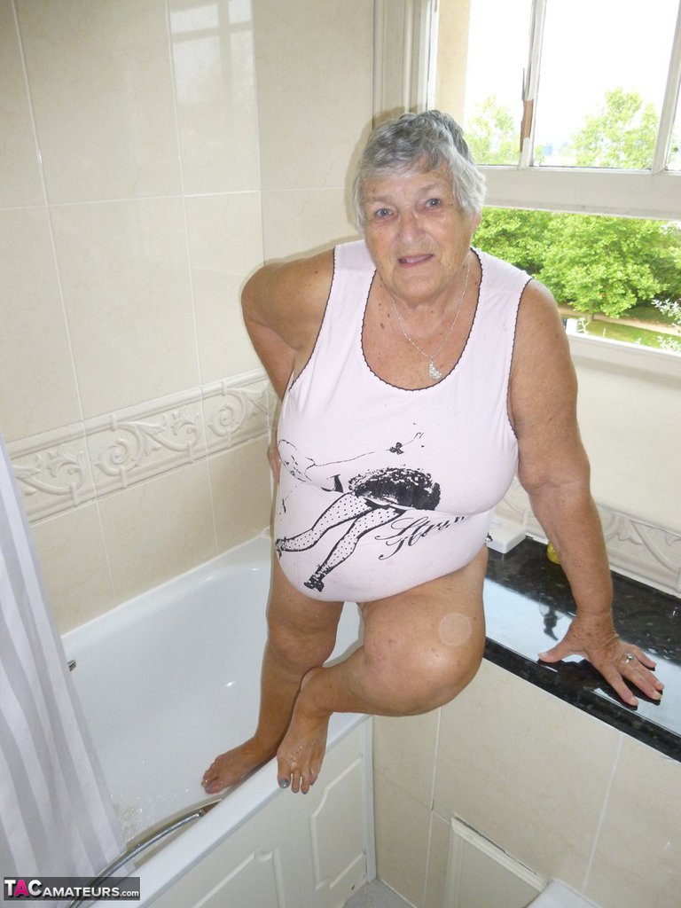 Old British fatty Grandma Libby gets naked while taking a bath 포르노 사진 #424253471