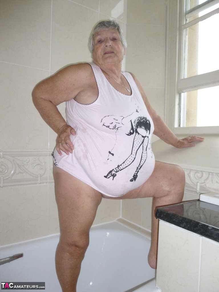 Old British fatty Grandma Libby gets naked while taking a bath 포르노 사진 #424253479
