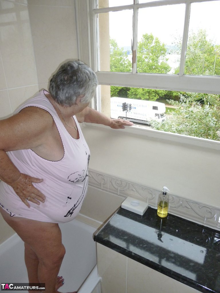 Old British fatty Grandma Libby gets naked while taking a bath porno foto #424253483