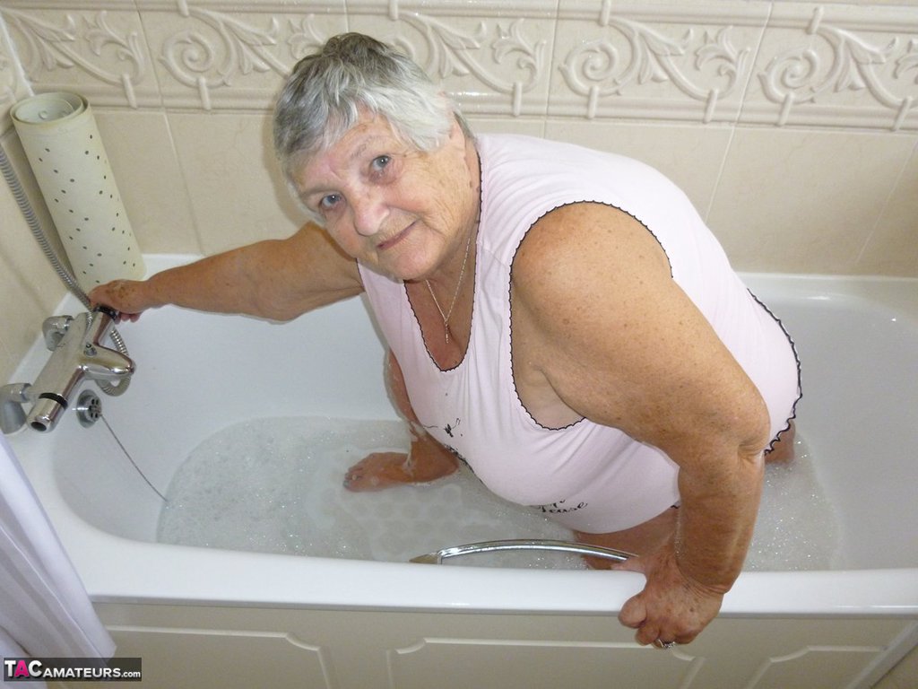 Old British fatty Grandma Libby gets naked while taking a bath foto porno #424224998