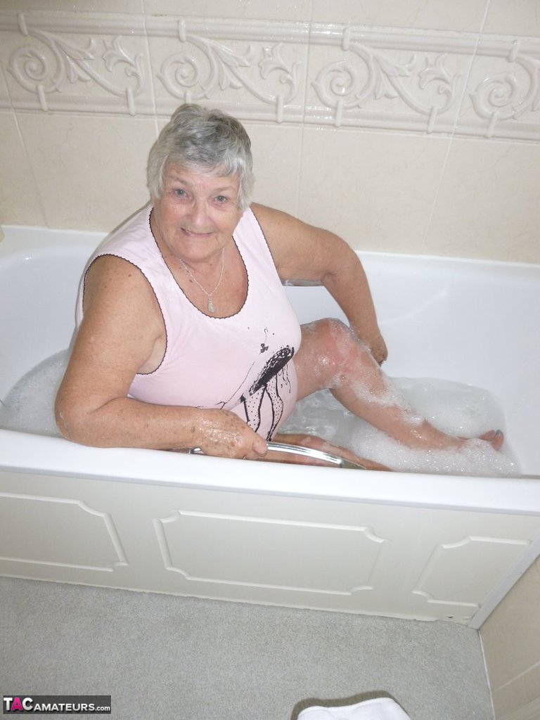 Old British fatty Grandma Libby gets naked while taking a bath zdjęcie porno #424253492