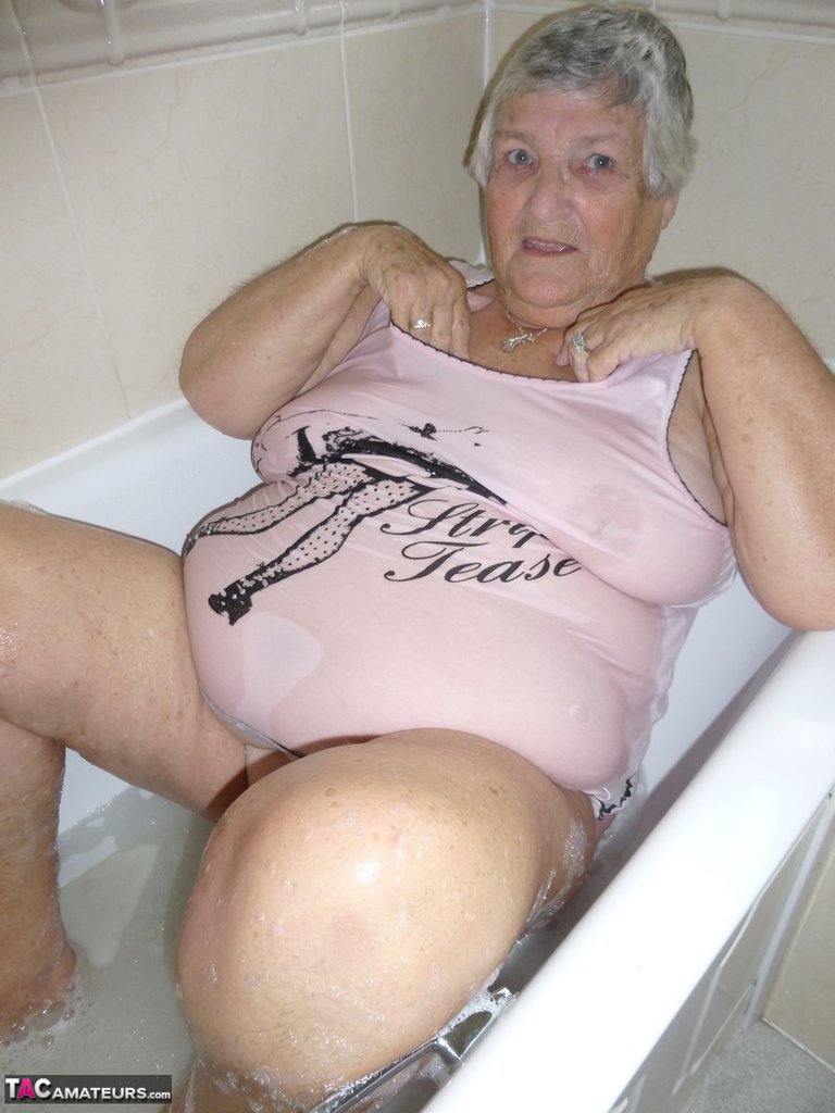 Old British fatty Grandma Libby gets naked while taking a bath porno foto #424253514