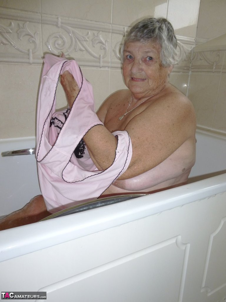 Old British fatty Grandma Libby gets naked while taking a bath 色情照片 #424253521 | TAC Amateurs Pics, Grandma Libby, SSBBW, 手机色情