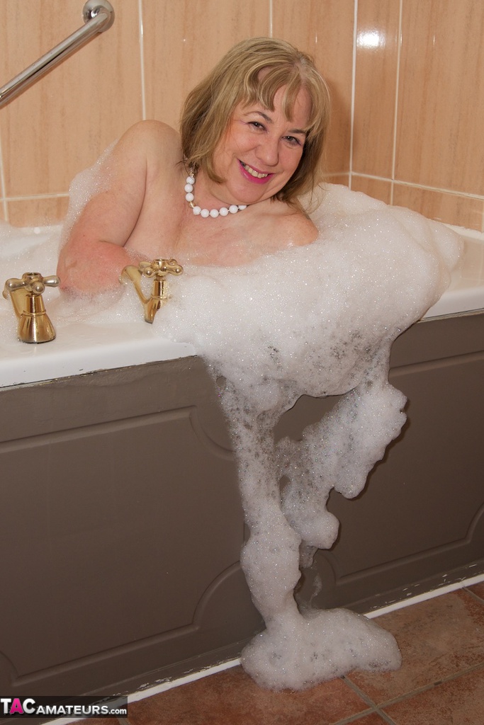 Mature British woman Speedy Bee gets caught naked while taking a bubble bath 포르노 사진 #424854100