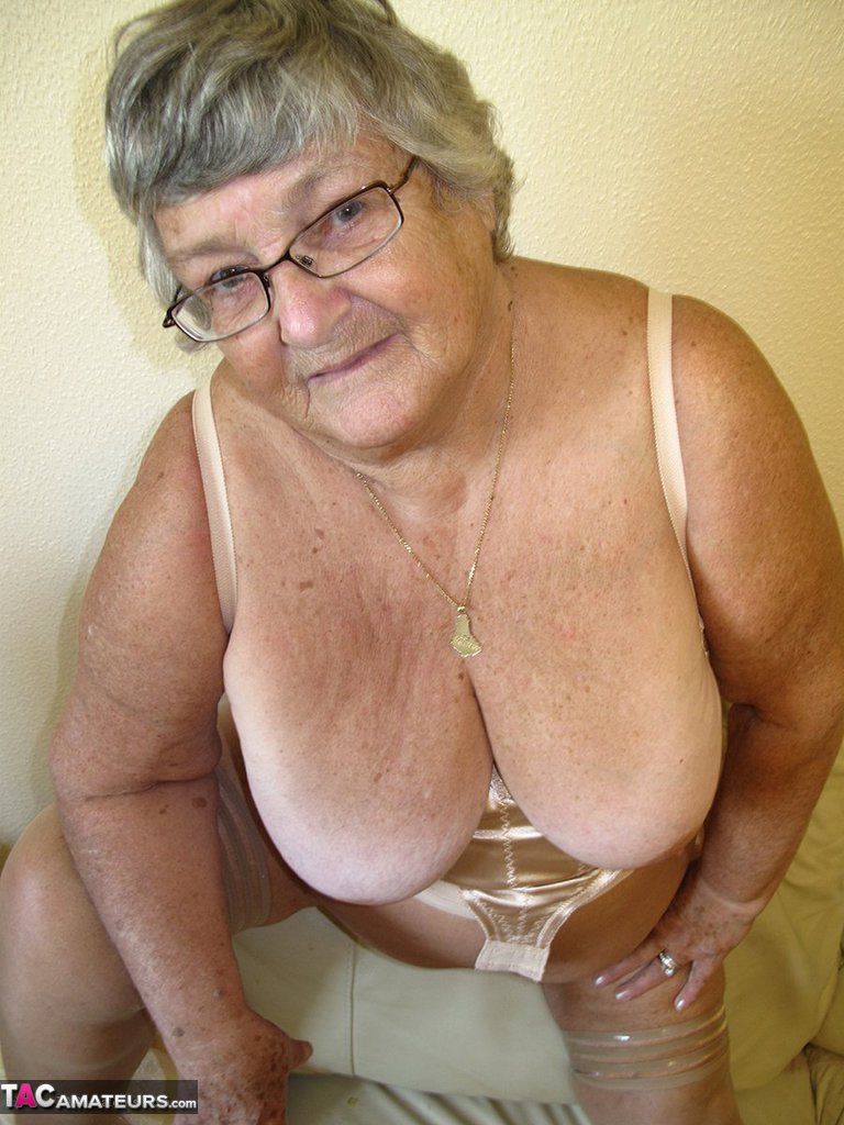 Brazen Horny Granny Grandma Libby Shamelessly Reveals Saggy Tits Aged Pussy